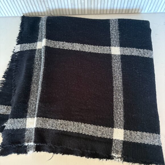 H&M Black and White Plaid Scarf With Fringe Edges, Checkered - Picture 2 of 3